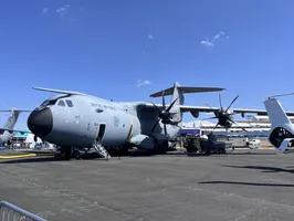 Samolot transportowy Royal Air Force stojący na ekspozycji statycznej podczas Farnborough International Airshow 2026, na tle infrastruktury targowej i innych statków powietrznych.