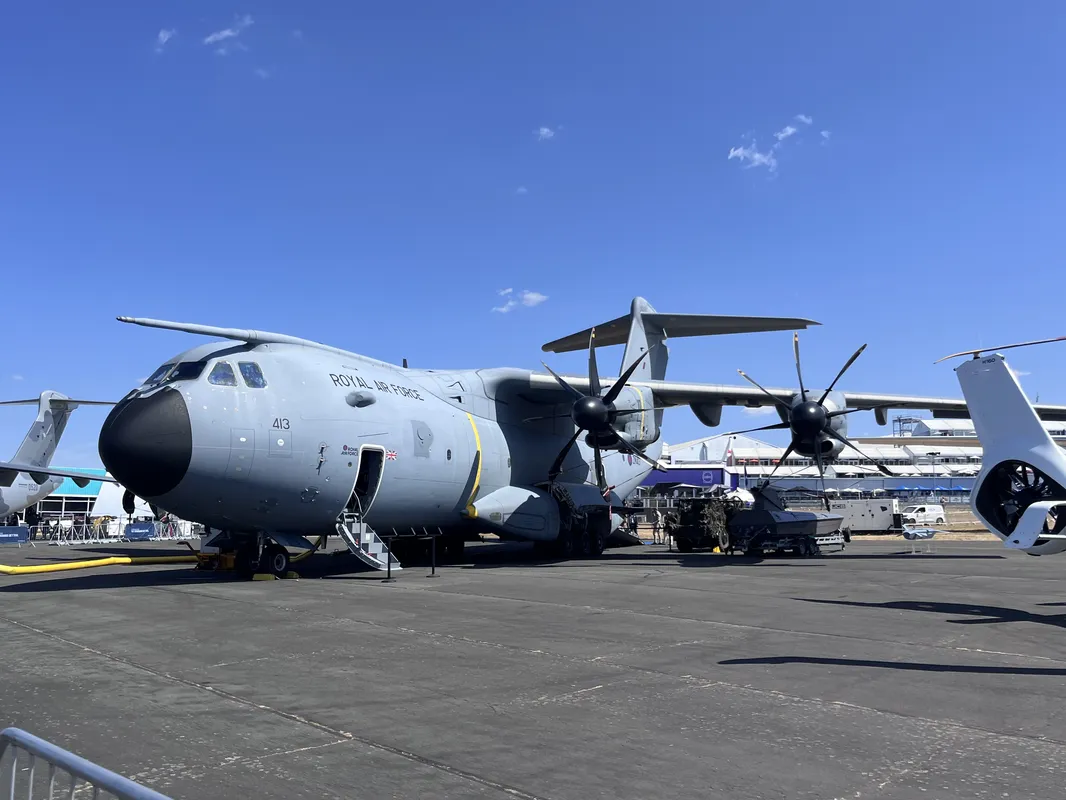 Samolot transportowy Royal Air Force stojący na ekspozycji statycznej podczas Farnborough International Airshow 2026, na tle infrastruktury targowej i innych statków powietrznych.