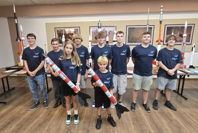 Obraz: Juniorzy SAUT Leonardo z medalami Mistrzostw Europy modeli kosmicznych