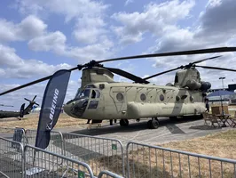Śmigłowiec transportowy Boeing CH-47 Chinook wojsk lądowych Stanów Zjednoczonych prezentowany na ekspozycji statycznej podczas Farnborough International Airshow 2026.