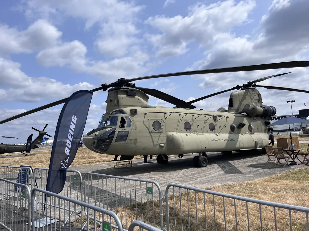 Śmigłowiec transportowy Boeing CH-47 Chinook wojsk lądowych Stanów Zjednoczonych prezentowany na ekspozycji statycznej podczas Farnborough International Airshow 2026.