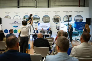 Konferencja prasowa Aero Gearbox International Poland dotycząca inwestycji w Mielcu z udziałem przedstawicieli firmy i instytucji wspierających rozwój przemysłu.