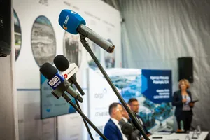 Mikrofony lokalnych mediów przygotowane do relacjonowania konferencji prasowej Aero Gearbox International Poland w Mielcu.