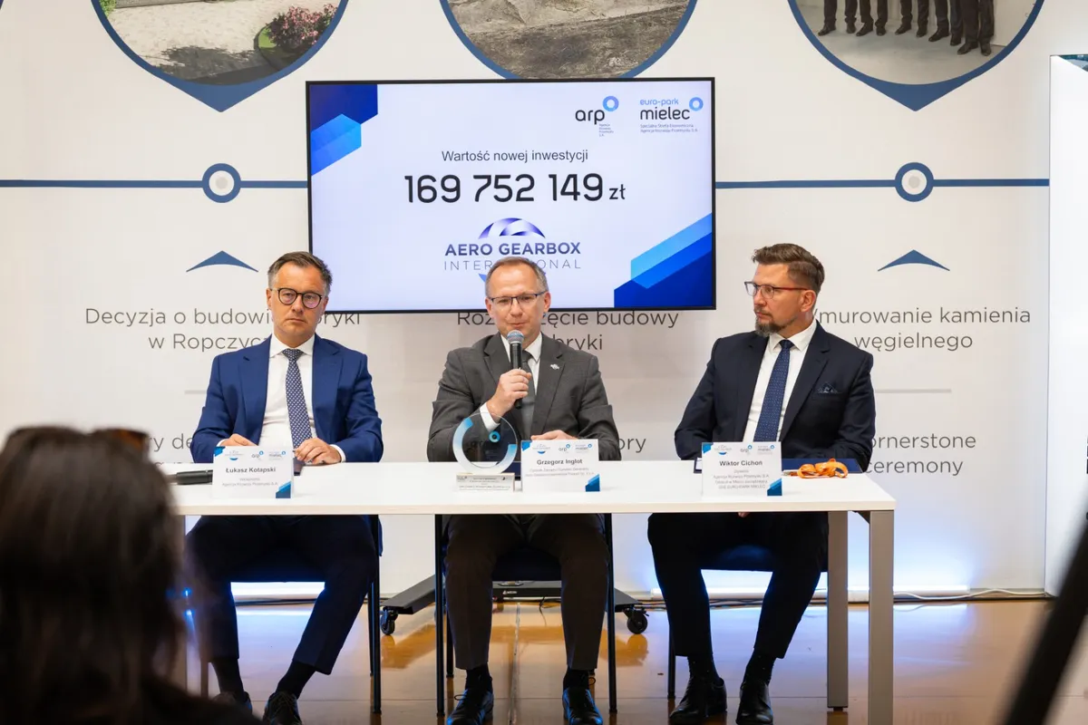 Przedstawiciele Aero Gearbox International, ARP i SSE EURO-PARK MIELEC podczas konferencji prasowej prezentującej inwestycję o wartości blisko 170 mln zł w regionie Podkarpacia.