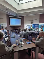 Prezentacja projektu Dig.IT Transformacja Cyfrowa podczas spotkania dla przedsiębiorców w sali konferencyjnej.