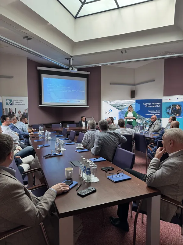 Prezentacja projektu Dig.IT Transformacja Cyfrowa podczas spotkania dla przedsiębiorców w sali konferencyjnej.