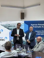 Dwóch prelegentów prezentuje ofertę wsparcia przedsiębiorców podczas spotkania Dig.IT Transformacja Cyfrowa w Mielcu.