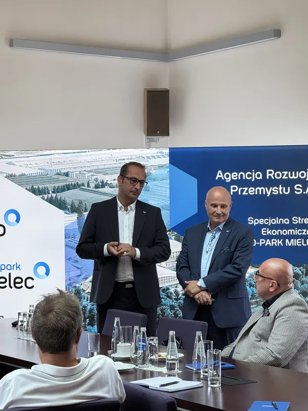 Dwóch prelegentów prezentuje ofertę wsparcia przedsiębiorców podczas spotkania Dig.IT Transformacja Cyfrowa w Mielcu.