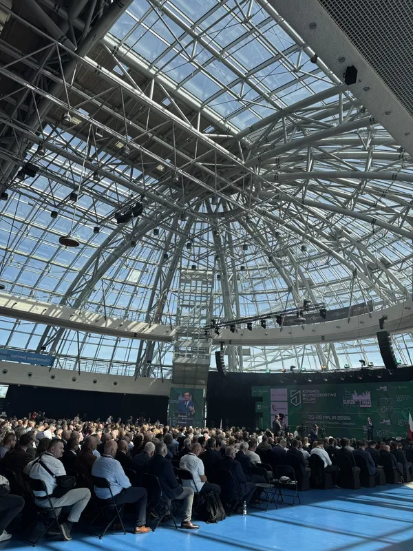 Uczestnicy inauguracji Kongresu Bezpieczeństwo Polski 2026 w hali ZEN.COM Expo w Rzeszowie-Jasionce, pod przeszkloną kopułą obiektu