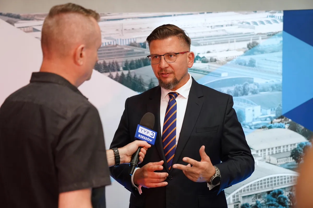 Wiktor Cichoń udzielający wywiadu dziennikarzowi trzymającemu mikrofon stacji TVP3 Rzeszów.
