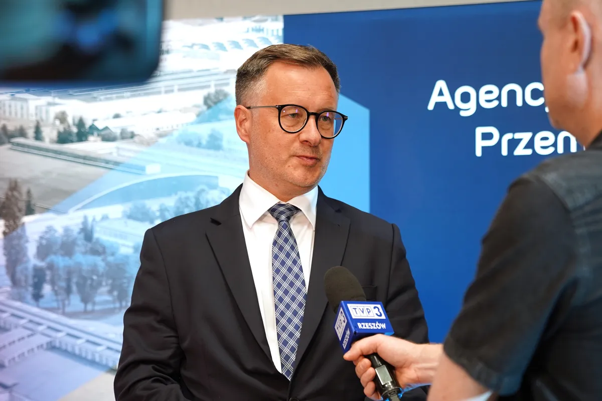 Łukasz Kotapski, Wiceprezes Zarządu ARP S.A., wypowiada się do mikrofonu stacji TVP3 Rzeszów podczas wywiadu.