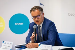 Przedstawiciel Agencji Rozwoju Przemysłu podczas wystąpienia na konferencji Aero Gearbox International dotyczącej rozbudowy zakładu produkcyjnego w Ropczycach.