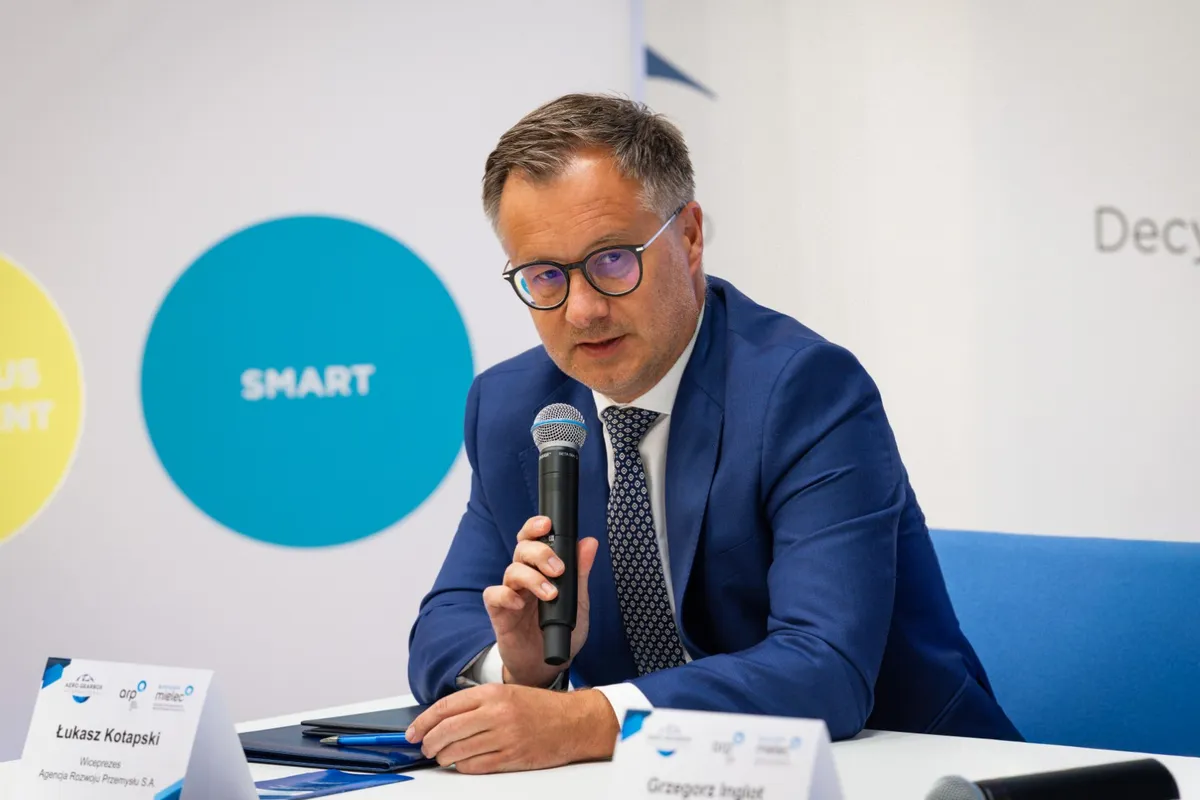 Przedstawiciel Agencji Rozwoju Przemysłu podczas wystąpienia na konferencji Aero Gearbox International dotyczącej rozbudowy zakładu produkcyjnego w Ropczycach.