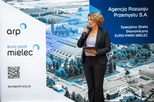 Przedstawicielka ARP i SSE EURO-PARK MIELEC prowadzi konferencję prasową dotyczącą inwestycji Aero Gearbox International oraz rozwoju przemysłu lotniczego na Podkarpaciu.