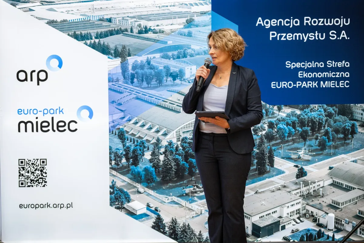 Przedstawicielka ARP i SSE EURO-PARK MIELEC prowadzi konferencję prasową dotyczącą inwestycji Aero Gearbox International oraz rozwoju przemysłu lotniczego na Podkarpaciu.