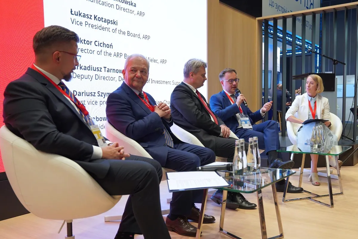 Uczestnik panelu Ukraine Recovery Conference 2026 zabierający głos podczas dyskusji o współpracy gospodarczej