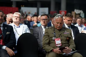Uczestnicy Kongresu Bezpieczeństwo Polski 2026, w tym przedstawiciele ARP S.A., SSE EURO-PARK MIELEC oraz służb mundurowych, siedzący na widowni głównej sali obrad