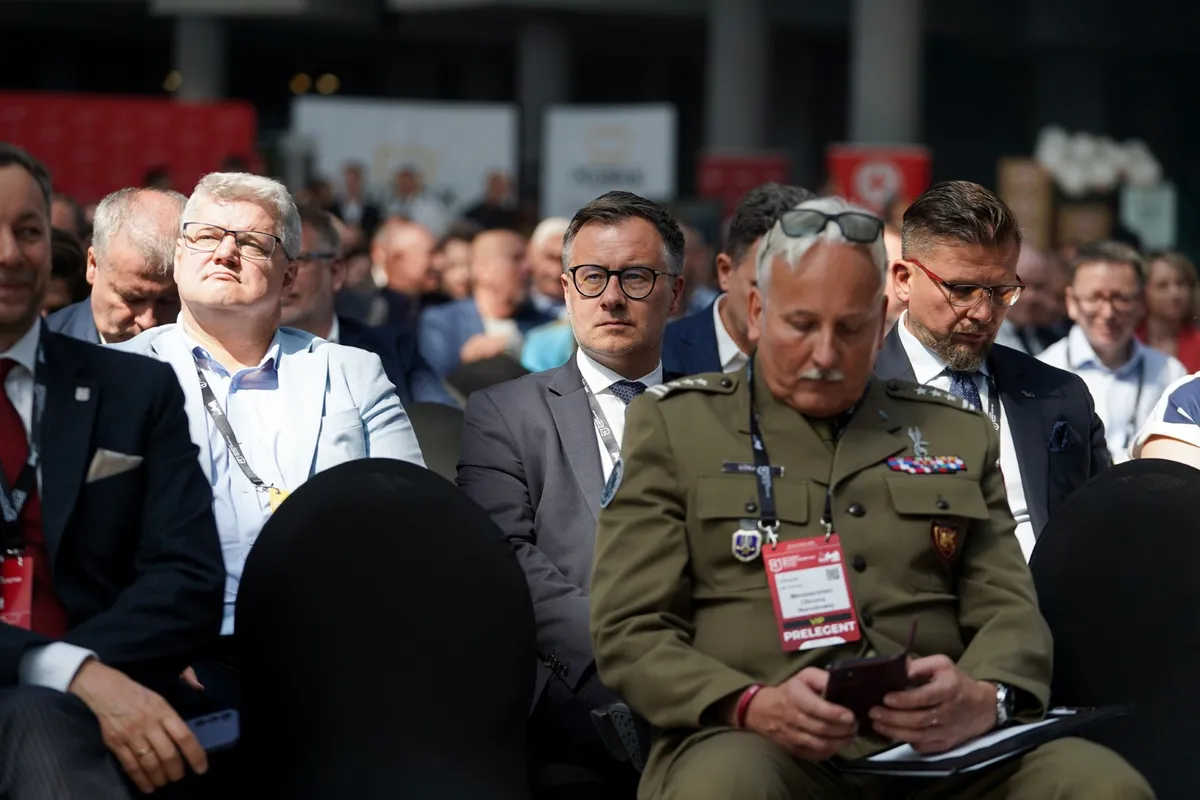Uczestnicy Kongresu Bezpieczeństwo Polski 2026, w tym przedstawiciele ARP S.A., SSE EURO-PARK MIELEC oraz służb mundurowych, siedzący na widowni głównej sali obrad