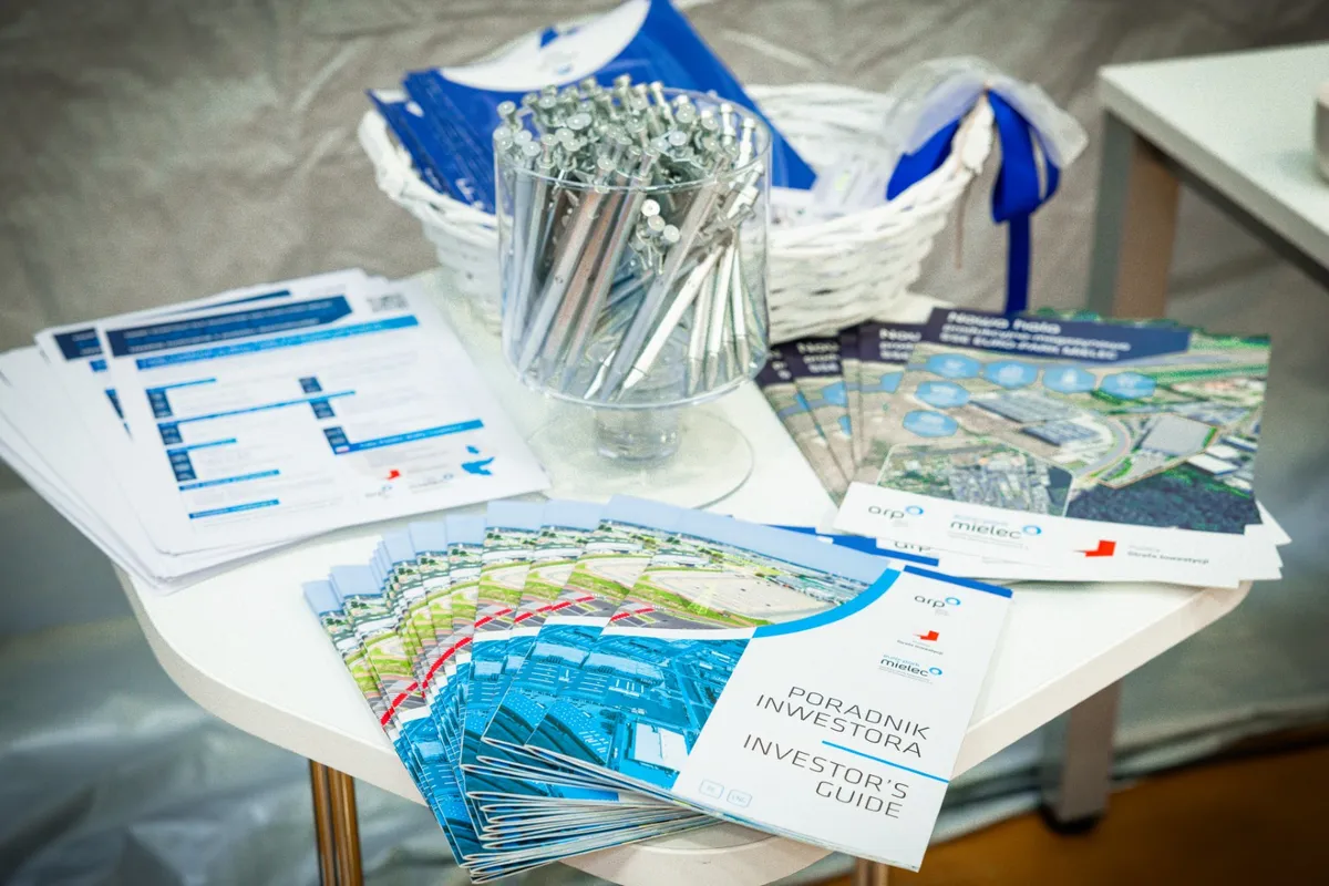 Materiały informacyjne i poradniki dla inwestorów przygotowane przez ARP oraz SSE EURO-PARK MIELEC podczas konferencji poświęconej inwestycji Aero Gearbox International.