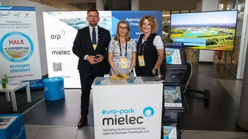 Przedstawiciele Specjalnej Strefy Ekonomicznej EURO-PARK MIELEC przy stoisku informacyjnym w strefie wystawienniczej Kongresu Bezpieczeństwo Polski 2026 w ZEN.COM Expo