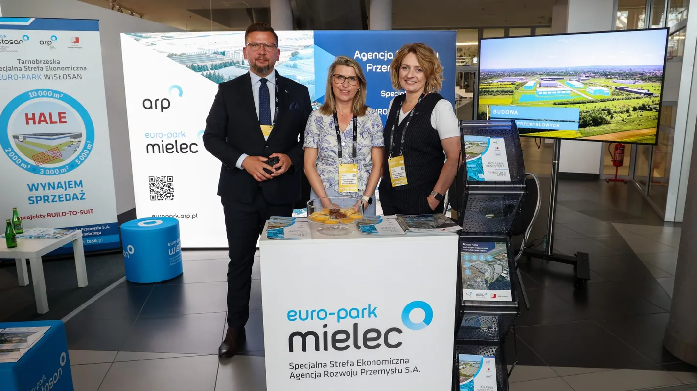 Przedstawiciele Specjalnej Strefy Ekonomicznej EURO-PARK MIELEC przy stoisku informacyjnym w strefie wystawienniczej Kongresu Bezpieczeństwo Polski 2026 w ZEN.COM Expo