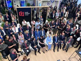 Przestrzeń spotkań biznesowych na stoisku Team Poland podczas Ukraine Recovery Conference 2026 w Gdańsku