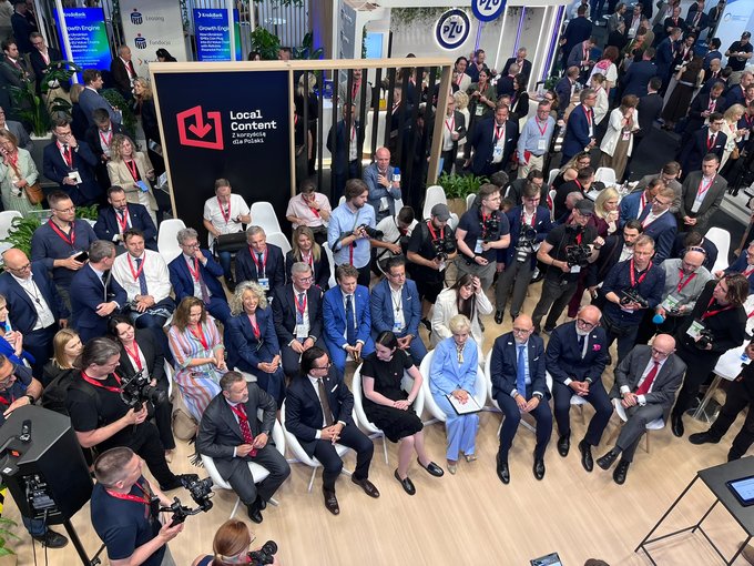 Przestrzeń spotkań biznesowych na stoisku Team Poland podczas Ukraine Recovery Conference 2026 w Gdańsku