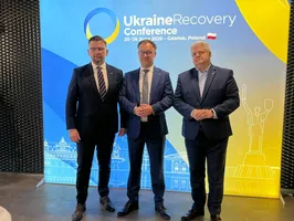 Wiceprezes Zarządu ARP S.A. oraz dyrektorzy oddziałów ARP przy stoisku Team Poland podczas konferencji w Gdańsku