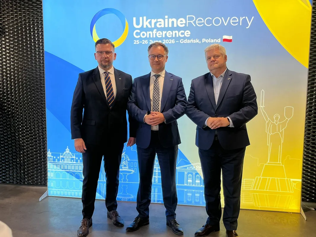 Wiceprezes Zarządu ARP S.A. oraz dyrektorzy oddziałów ARP przy stoisku Team Poland podczas konferencji w Gdańsku