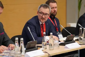 Prezes Zarządu ARP S.A. przed ścianą konferencyjną Ukraine Recovery Conference 2026 w Gdańsku