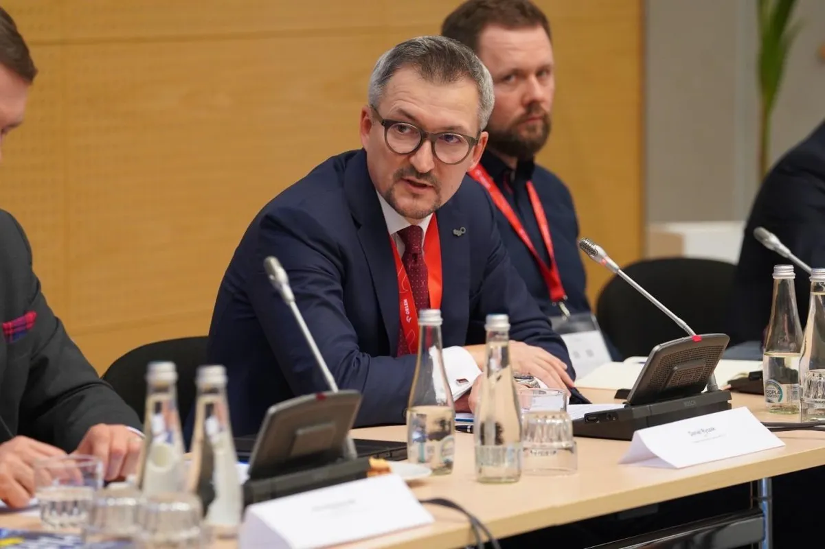Prezes Zarządu ARP S.A. przed ścianą konferencyjną Ukraine Recovery Conference 2026 w Gdańsku