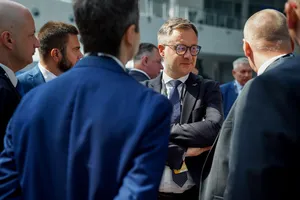 Wiceprezes ARP S.A. rozmawia z uczestnikami Kongresu Bezpieczeństwo Polski 2026 w przestrzeni kuluarowej ZEN.COM Expo w Rzeszowie-Jasionce