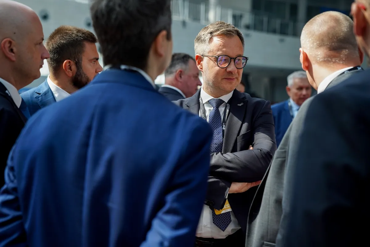 Wiceprezes ARP S.A. rozmawia z uczestnikami Kongresu Bezpieczeństwo Polski 2026 w przestrzeni kuluarowej ZEN.COM Expo w Rzeszowie-Jasionce