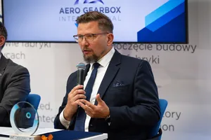 Przedstawiciel SSE EURO-PARK MIELEC podczas wystąpienia na konferencji prasowej dotyczącej rozwoju inwestycji Aero Gearbox International w Ropczycach.