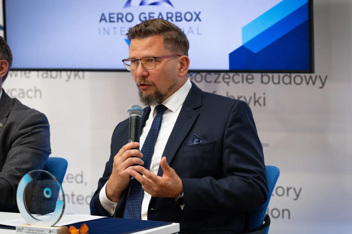 Przedstawiciel SSE EURO-PARK MIELEC podczas wystąpienia na konferencji prasowej dotyczącej rozwoju inwestycji Aero Gearbox International w Ropczycach.