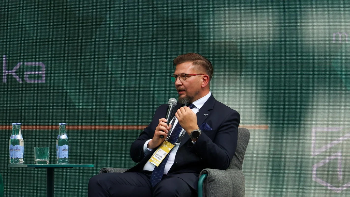 Dyrektor Specjalnej Strefy Ekonomicznej EURO-PARK MIELEC zabiera głos w trakcie panelu dyskusyjnego Kongresu Bezpieczeństwo Polski 2026 na scenie ZEN.COM Expo