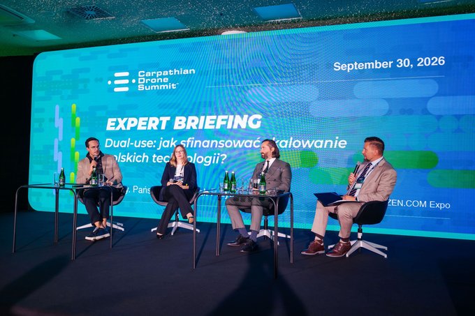 Cztery osoby na scenie podczas panelu „Dual-use: jak sfinansować skalowanie polskich technologii?” na Carpathian Drone Summit, 30 września 2026 r.
