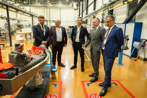 Uczestnicy konferencji zwiedzają zakład produkcyjny Aero Gearbox International w Ropczycach, prezentujący nowoczesne technologie dla przemysłu lotniczego.