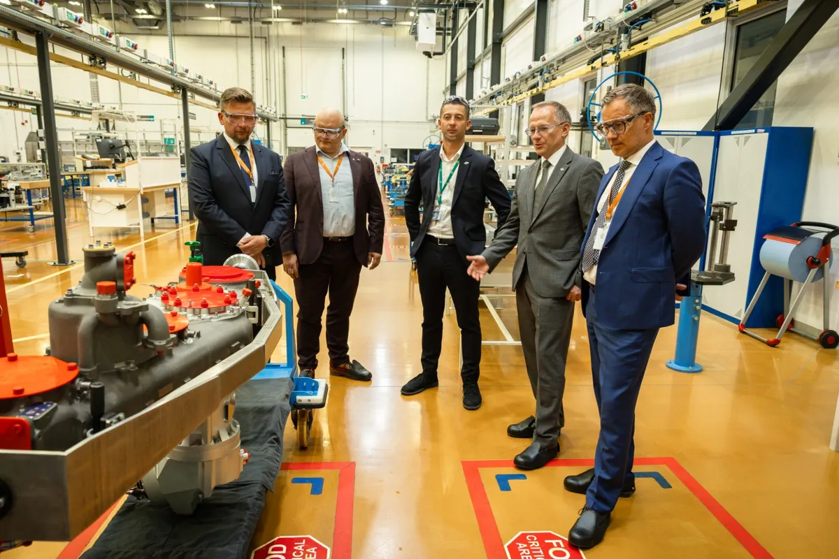 Uczestnicy konferencji zwiedzają zakład produkcyjny Aero Gearbox International w Ropczycach, prezentujący nowoczesne technologie dla przemysłu lotniczego.