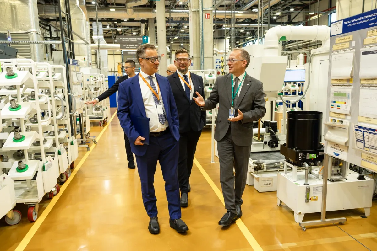 Uczestnicy konferencji zwiedzają zakład produkcyjny Aero Gearbox International w Ropczycach, prezentujący nowoczesne technologie dla przemysłu lotniczego.