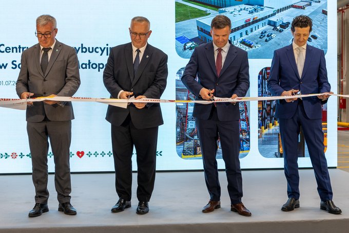 Uroczyste przecięcie wstęgi podczas otwarcia Centrum Dystrybucyjno-Logistycznego Biedronki w Sokołowie Małopolskim