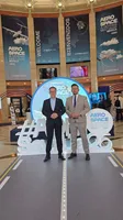Wiceprezes Zarządu ARP S.A., oraz Dyrektor SSE EURO-PARK MIELEC, pozują na tle ekspozycji Aerospace & Defense Meetings Sevilla 2026 w hali wejściowej wydarzenia.