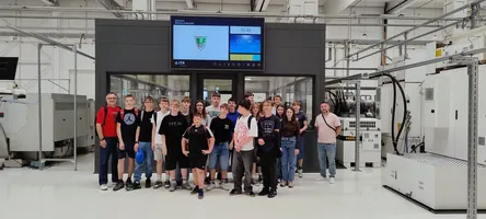 Grupa uczniów podczas wizyty studyjnej w zakładzie produkcyjnym ITA TOOLS na terenie SSE EURO-PARK MIELEC