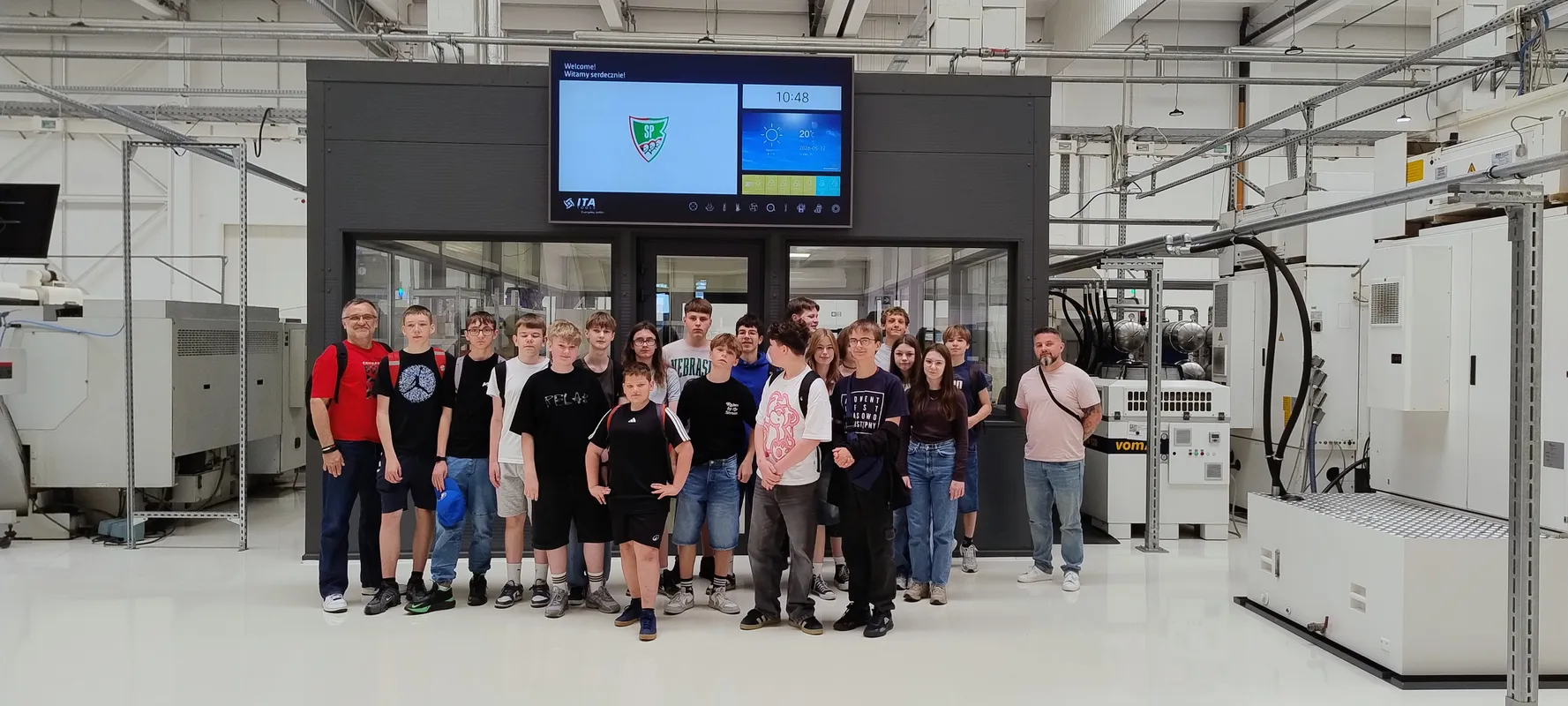Grupa uczniów podczas wizyty studyjnej w zakładzie produkcyjnym ITA TOOLS na terenie SSE EURO-PARK MIELEC