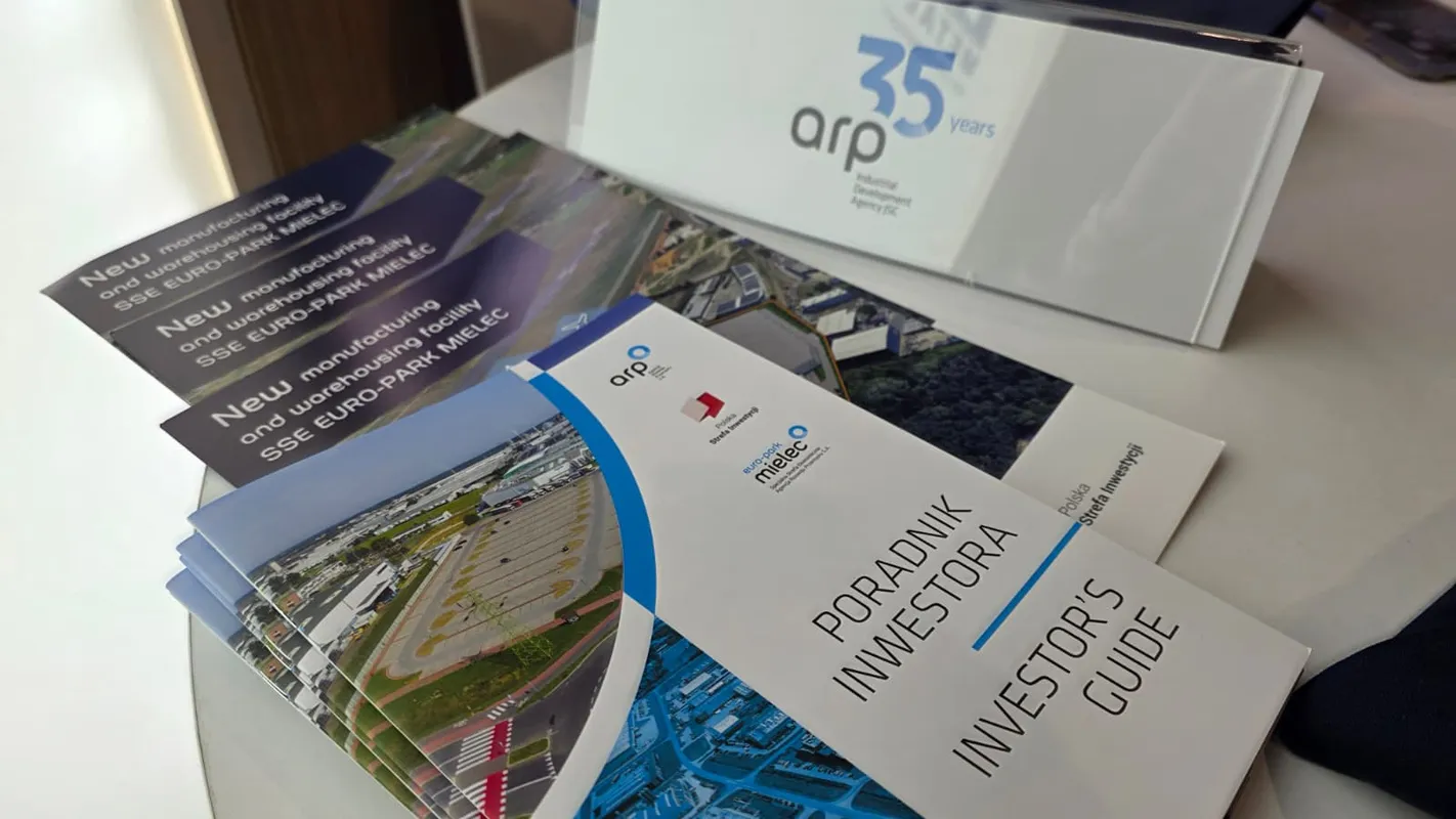 Folder „Poradnik Inwestora” oraz materiały promujące nowe powierzchnie produkcyjne i magazynowe SSE EURO-PARK MIELEC wyeksponowane na stoisku podczas Aerospace & Defense Meetings Sevilla 2026.