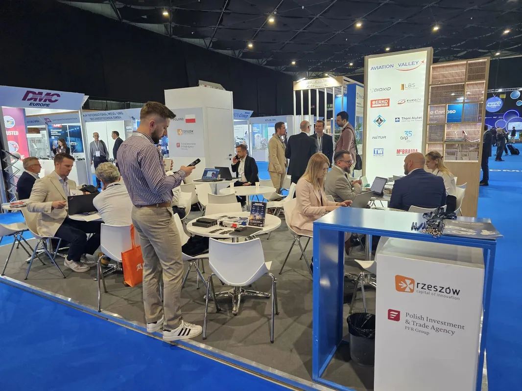 Uczestnicy targów Aerospace & Defense Meetings Sevilla 2026 prowadzą rozmowy biznesowe przy stoiskach polskich instytucji, w tym Rzeszowa oraz Polish Investment & Trade Agency.