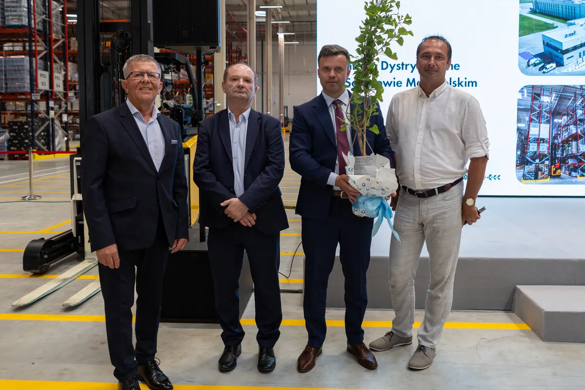 Wręczenie drzewka miłorząb podczas uroczystego otwarcia Centrum Dystrybucyjno-Logistycznego Jeronimo Martins Polska S.A. w Sokołowie Małopolskim, z udziałem przedstawicieli ARP S.A. Oddział w Mielcu